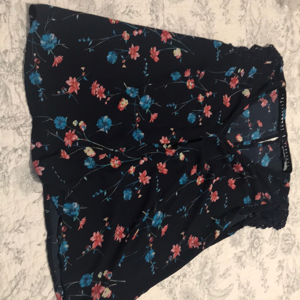 Short sleeved floor blue shirt